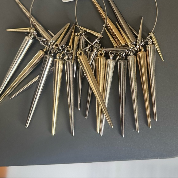 Spikes Hoop Earrings -pierced
(New) - Picture 4 of 4